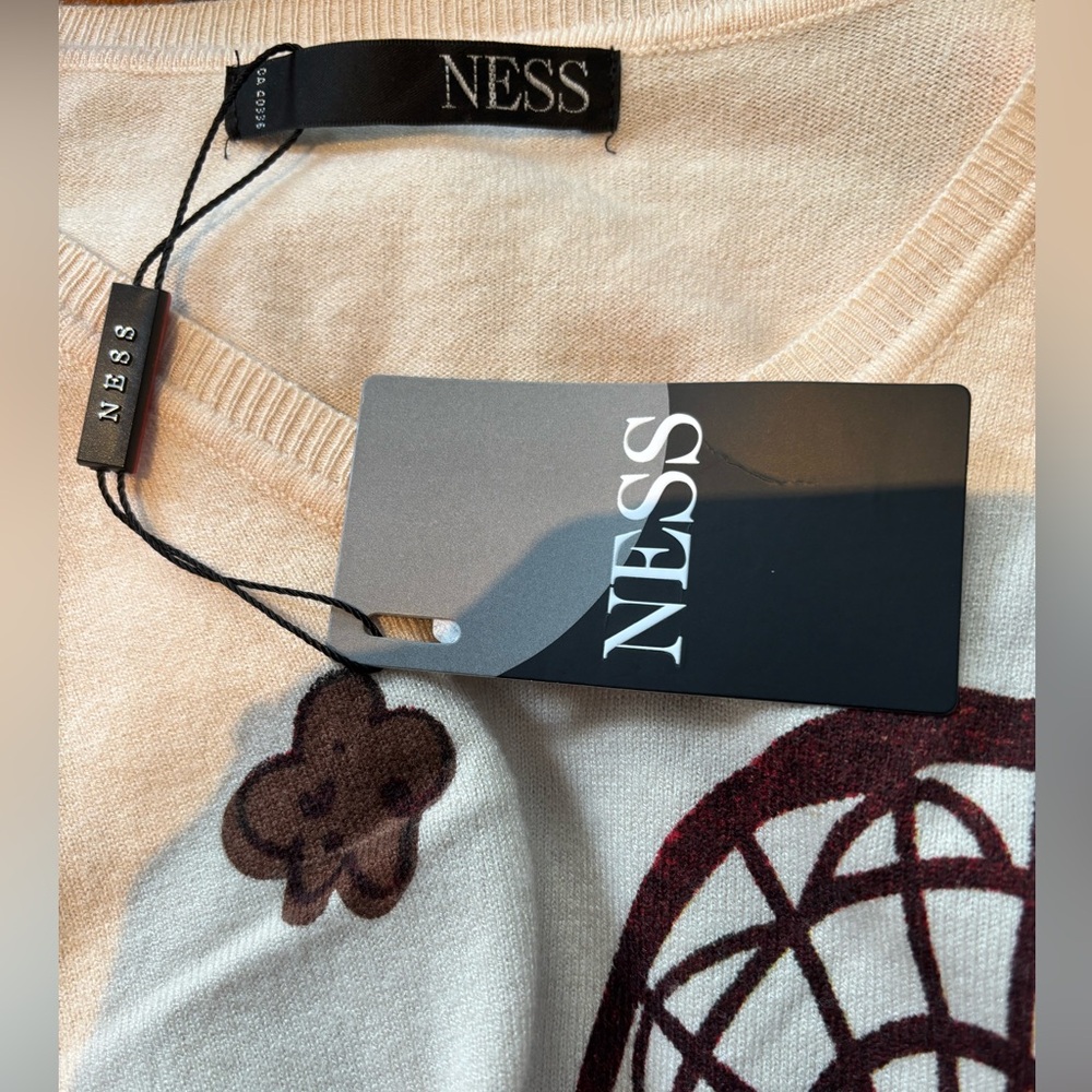 Ness Cream Scenic Print V-Neck Sweater size medium - Picture 8 of 10